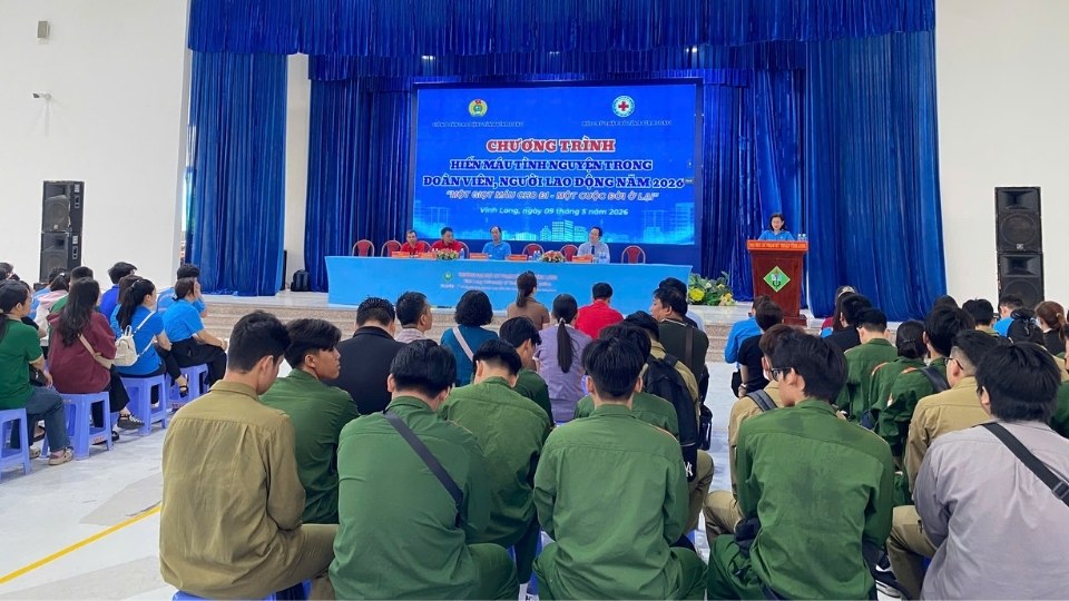 Vinh Long Trade Union's voluntary blood donation program attracted nearly 300 participants. Photo: Hoang Loc