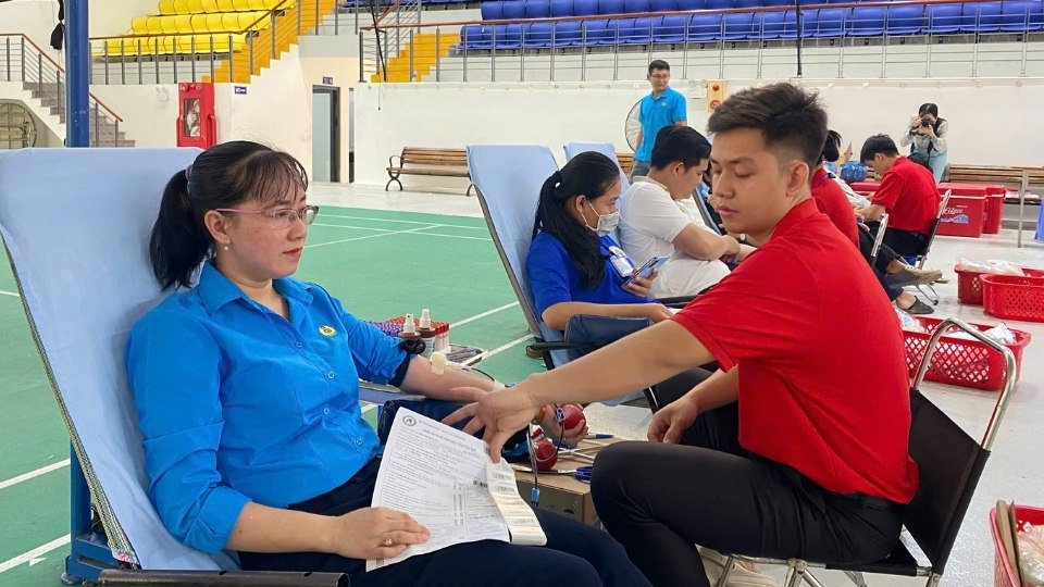 Đông đảo đoàn viên, công nhân tham gia chương trình hiến máu tình nguyện do Công đoàn Vĩnh Long phát động. Ảnh: Hoàng Lộc