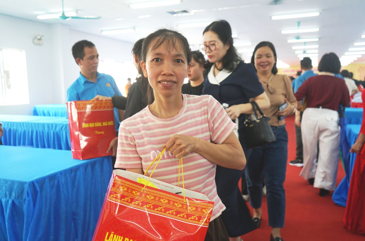 Công nhân lao động tại Khu công nghiệp Lê Môn vui mừng sau khi được đại diện lãnh đạo Ủy ban Trung ương MTTQ Việt Nam đến thăm hỏi, động viên và trao quà. Ảnh: Quách Du
