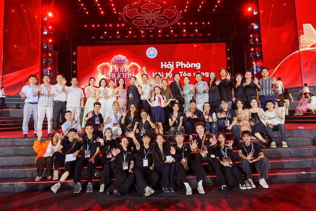 Đội ngũ Vietnamshow thực hiện chương trình. Ảnh: Hòa Nguyễn team
