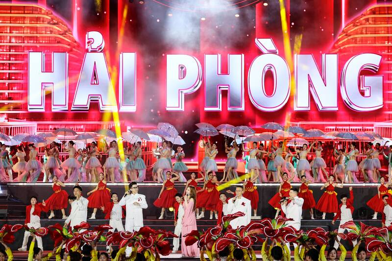 The space of the grand music festival is brilliantly colored with red flamboyant flowers, recreating the image of a youthful, vibrant and vibrant Hai Phong. Photo: Hoa Nguyen team