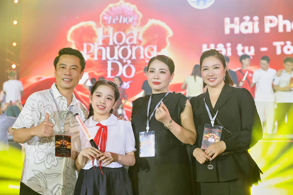 Ảnh Giám đốc dự án Minh Hạnh (từ trái qua Tổng đạo diễn Phạm Hoàng Giang, Chủ nhiệm chương trình Vũ Hoa, Giám đốc sự án ft Giám đốc sản xuất Minh Hạnh). Ảnh: Hoà Nguyễn team