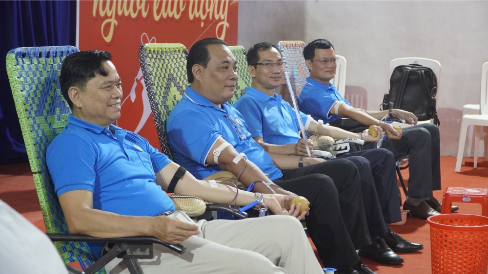 Chủ tịch LĐLĐ tỉnh An Giang Đỗ Trần Thịnh (trái) cùng tham gia hiến máu tình nguyện trong đợt này. Ảnh: Nguyên Anh