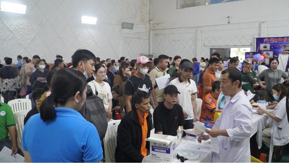 A large number of union members and workers came to participate in voluntary blood donation on the morning of May 9. Photo: Nguyen Anh