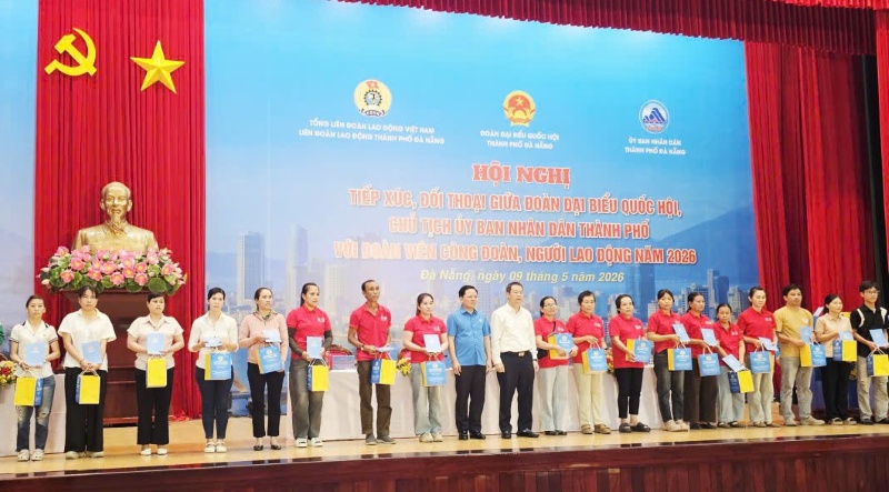 Chủ tịch Tổng LĐLĐVN Nguyễn Anh Tuấn tặng quà, thăm hỏi đời sống công nhân, lao động tại Đà Nẵng.