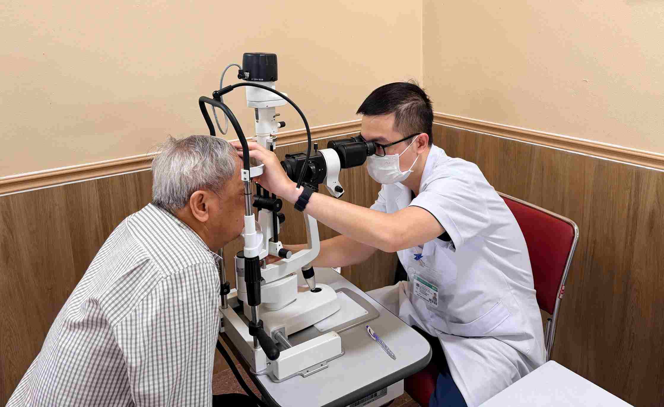 Người có công, gia đình chính sách được các bác sĩ tuyến trên xuống tận nơi thăm khám. Ảnh: Phương Trà