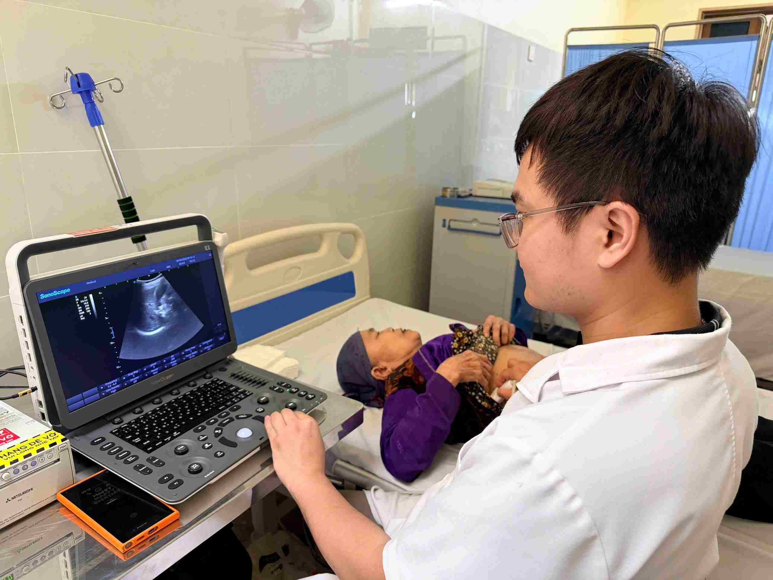 Các bác sĩ thăm khám cho người dân xã Yên Bài, Hà Nội. Ảnh: Phương Trà