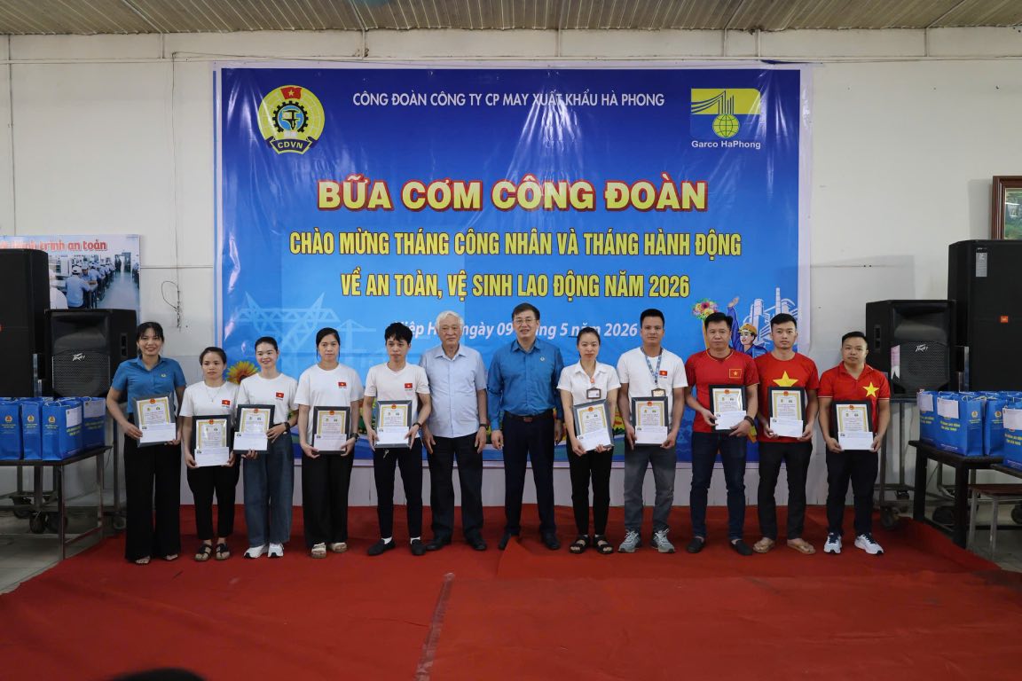 Chairman of Bac Ninh Provincial Labor Federation Thach Van Chung commended officials and employees at the program. Photo: Quyet Chien
