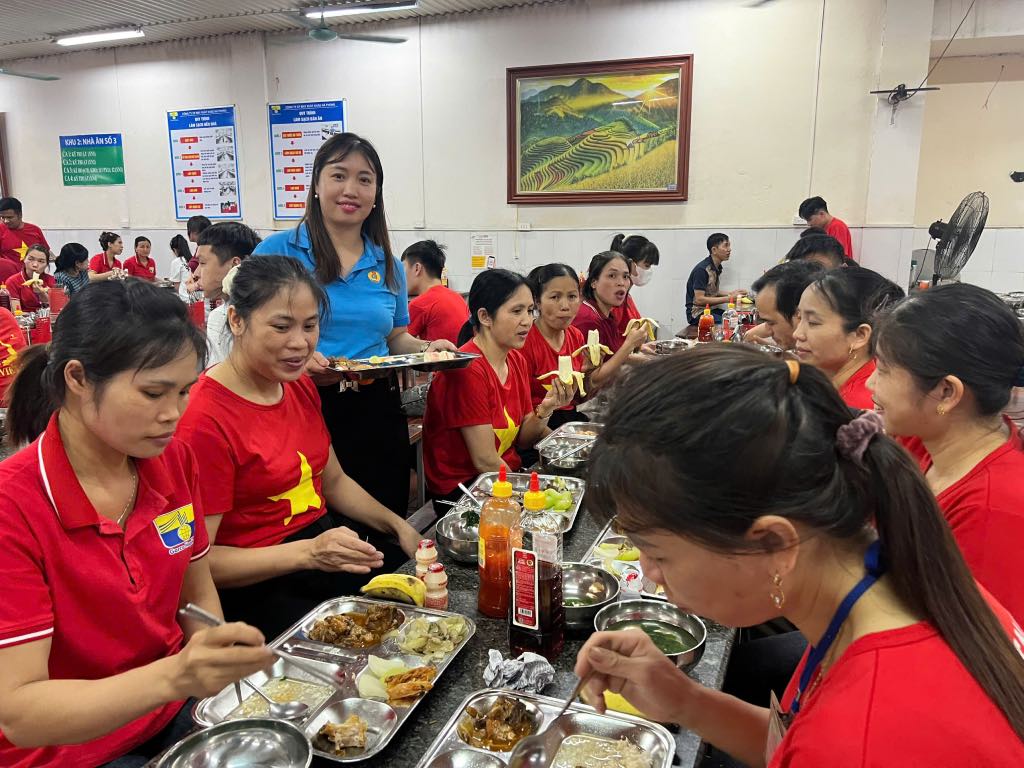 Đoàn viên, người lao động tham dự bữa cơm công đoàn. Ảnh: Quyết Chiến 