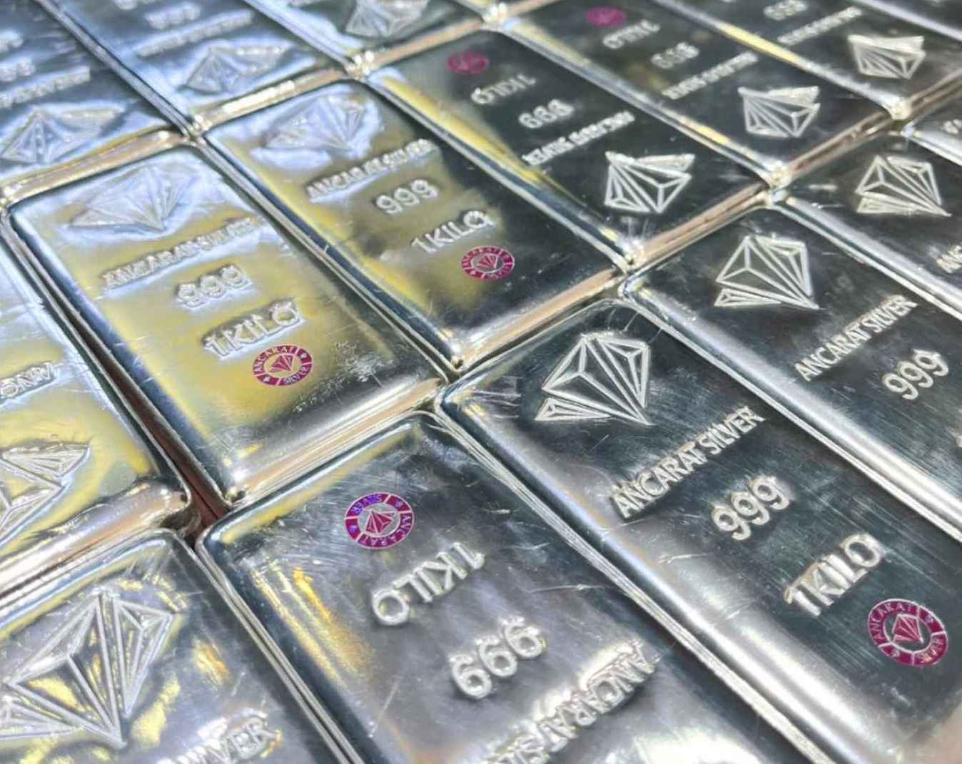 Thời gian gần đây, bạc thỏi và bạc miếng là sản phẩm hút người săn mua. Ảnh: Phương Anh