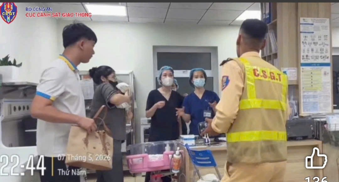 The child was supported by traffic police to be taken to the emergency room in time. Photo: Traffic Police Department