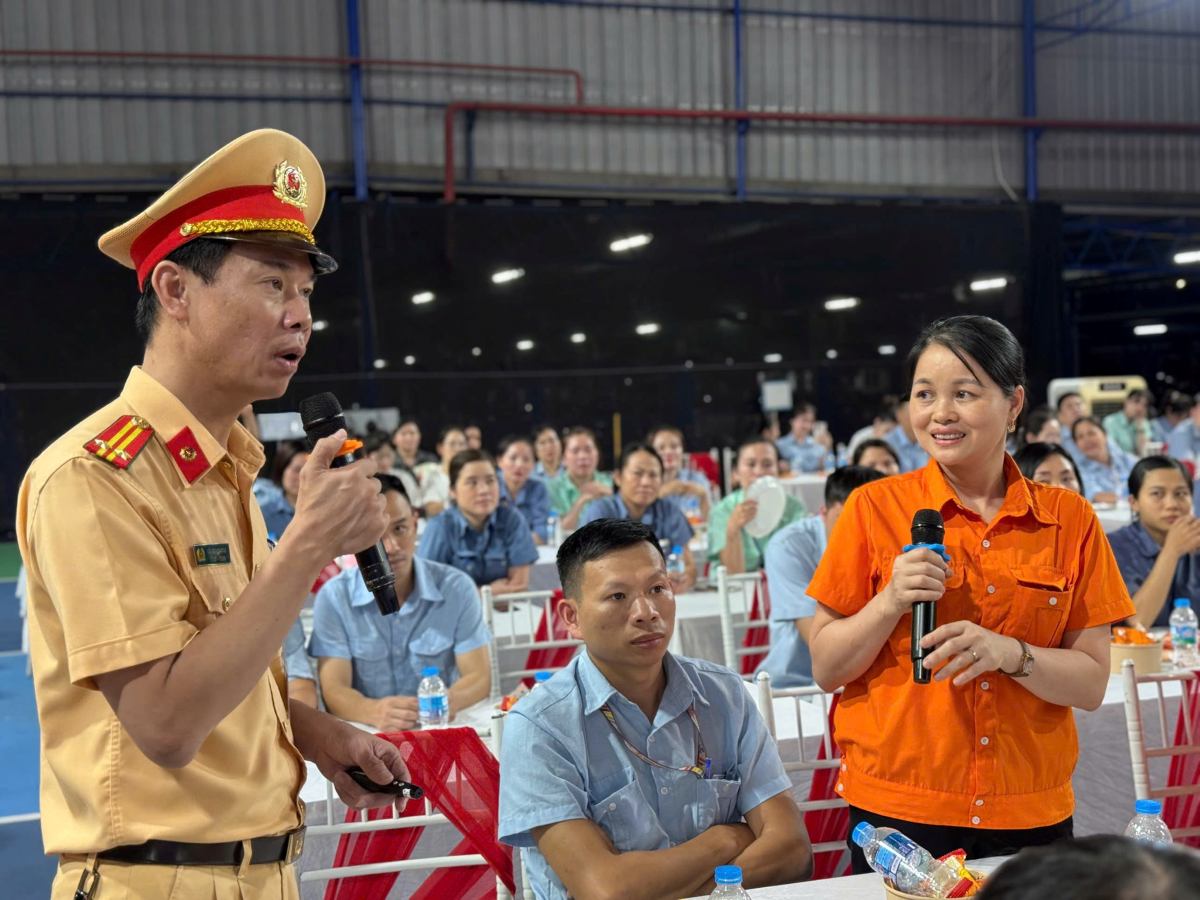 Traffic police officers propagate safe driving skills to workers. Photo: Hai Phong Police