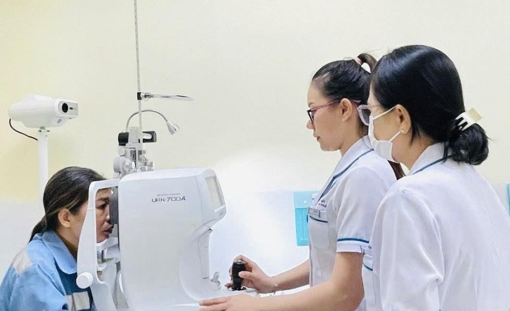 Các đoàn viên được tầm soát các bệnh về mắt. Ảnh: Phạm Duy