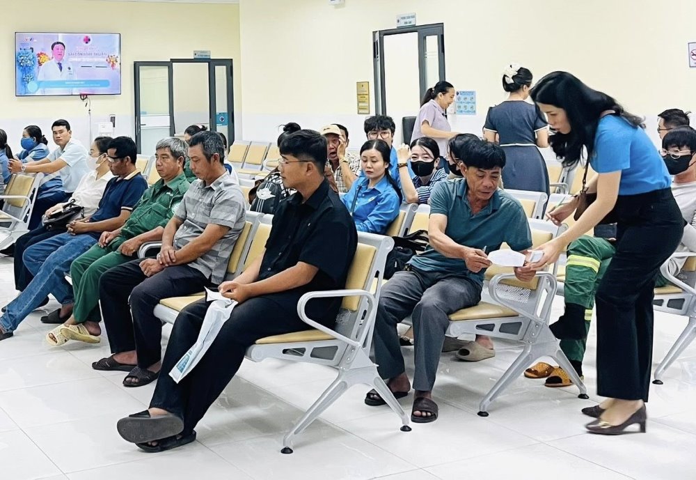 Chủ tịch Công đoàn phường Tiến Thành hỏi thăm tình hình các đoàn viên sau khi khám mắt. Ảnh: Phạm Duy