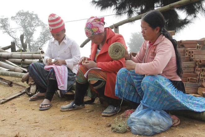 Người H'Mông xã Yên Sơn (Sơn La) se lanh những lúc nông nhàn. Ảnh: Trường Sơn