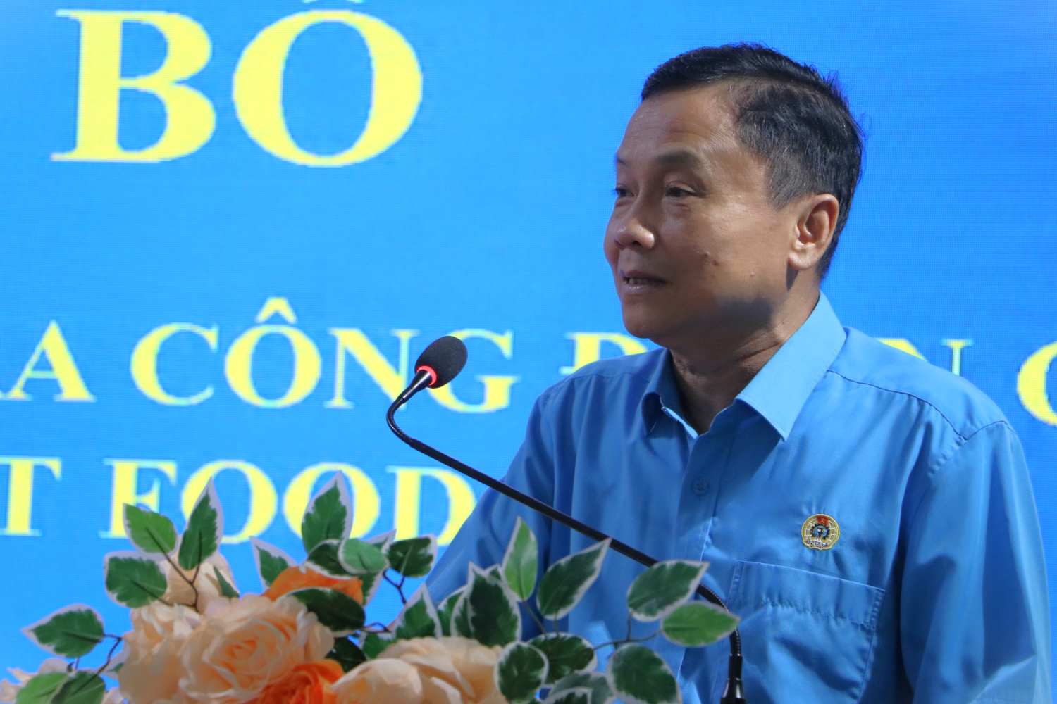Ông Bùi Đăng Thành - Phó Chủ tịch Liên đoàn Lao động tỉnh Khánh Hòa giao nhiệm vụ cho Ban Chấp hành CĐCS Công ty DT Food ngay sau khi thành lập. Ảnh: Phương Linh