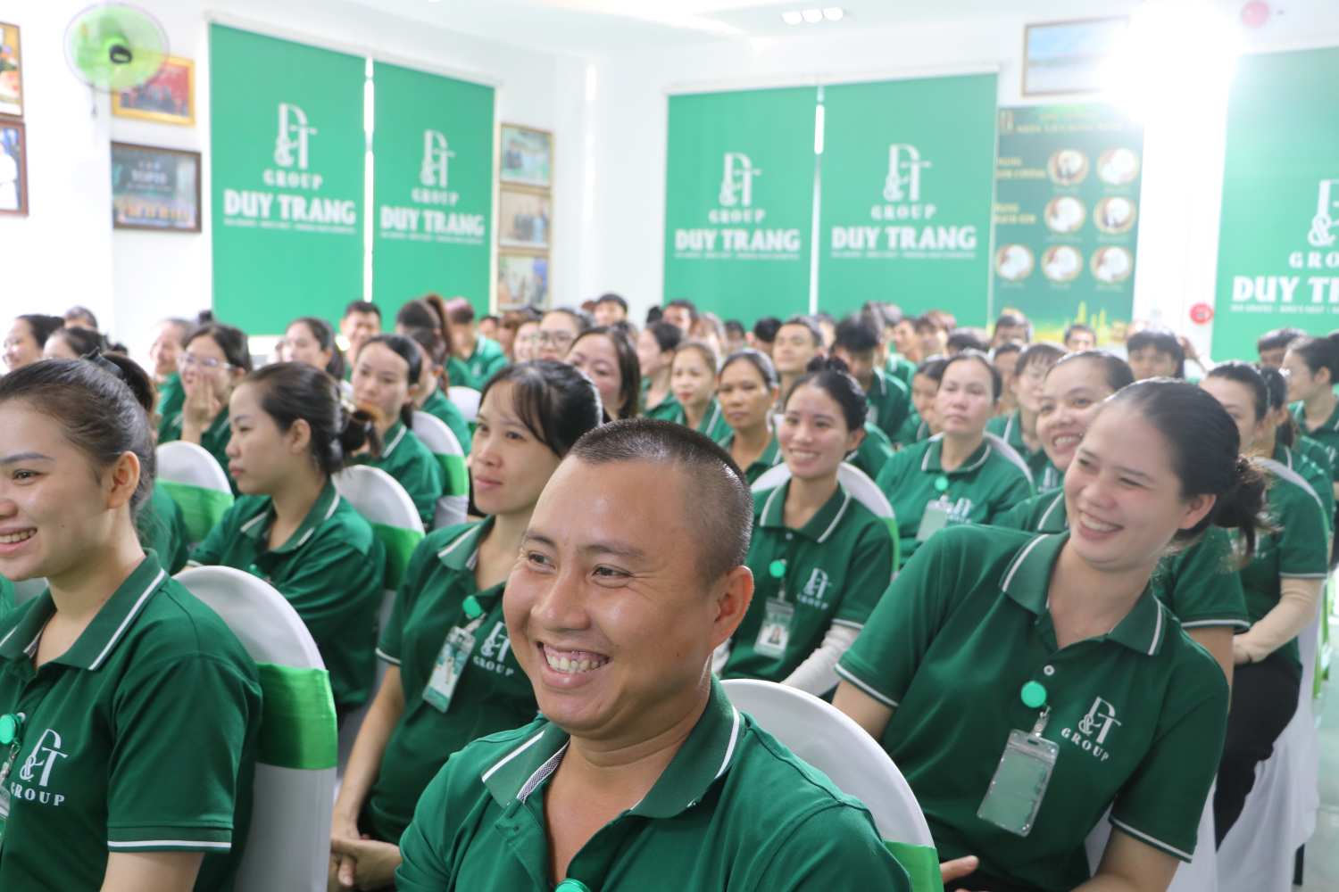 Người lao động Công ty DT Food phấn khởi khi trở thành đoàn viên Công đoàn Việt Nam. Ảnh: Phương Linh