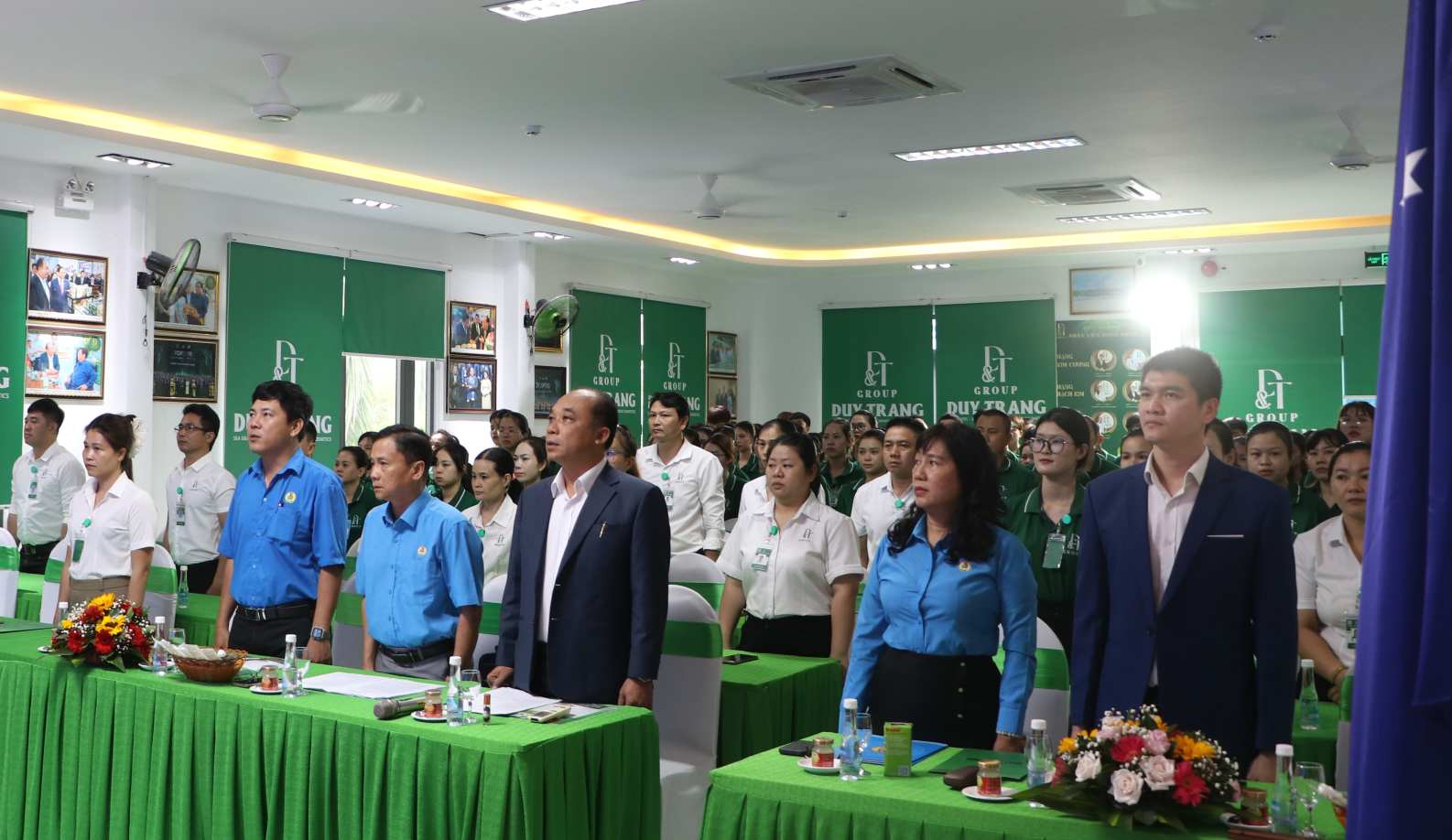 Các đại biểu tham dự lễ chào cờ tại lễ công bố thành lập Công đoàn cơ sở Công ty DT Food. Ảnh: Phương Linh