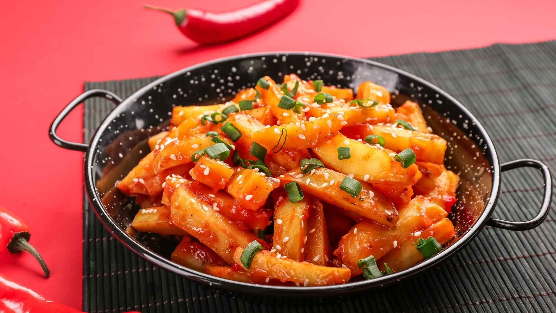 Secrets to making crispy and delicious honey and chili potatoes like at the restaurant