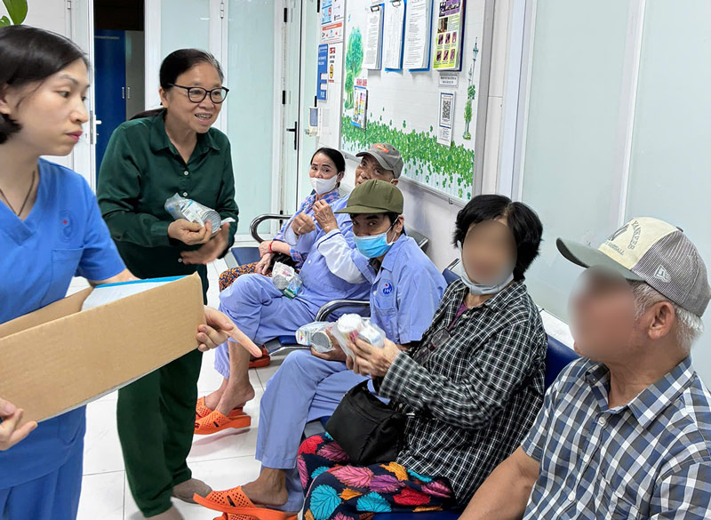 Bệnh nhân trong khoa nhận quà của đoàn thiện nguyện. Ảnh: BVCC
