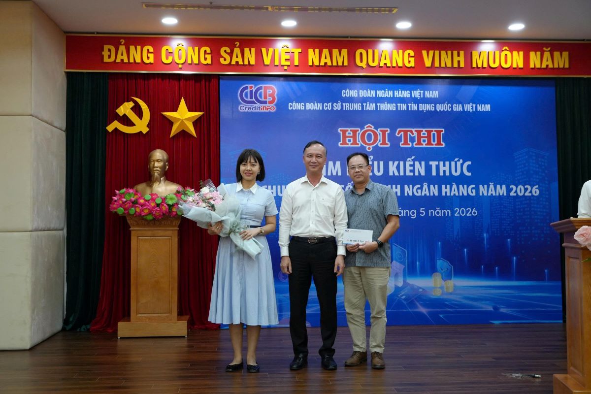 Chủ tịch HĐQL kiêm Tổng Giám đốc CIC trao giải cho tập thể đoạt giải nhất. Ảnh: CIC