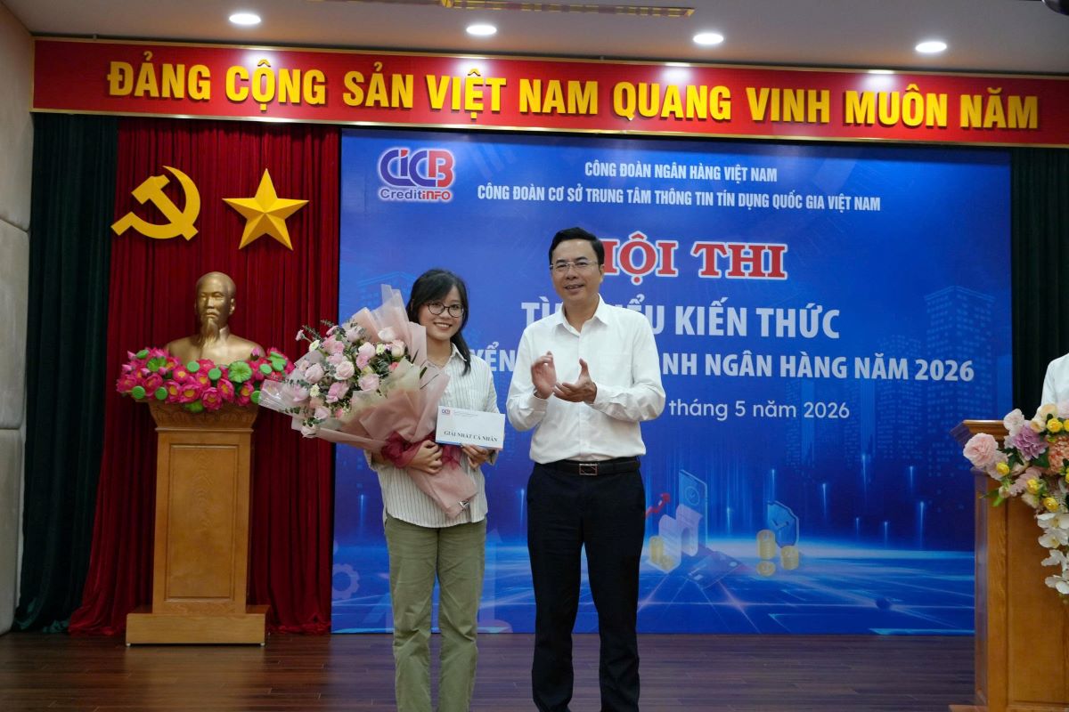 Chủ tịch Công đoàn CIC trao giải cho cá nhân đoạt giải nhất. Ảnh: CIC