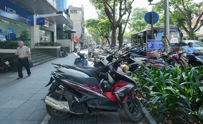 ハイバーチュン通り(ハノイ)の歩道にある駐車場。写真:フウ・チャン