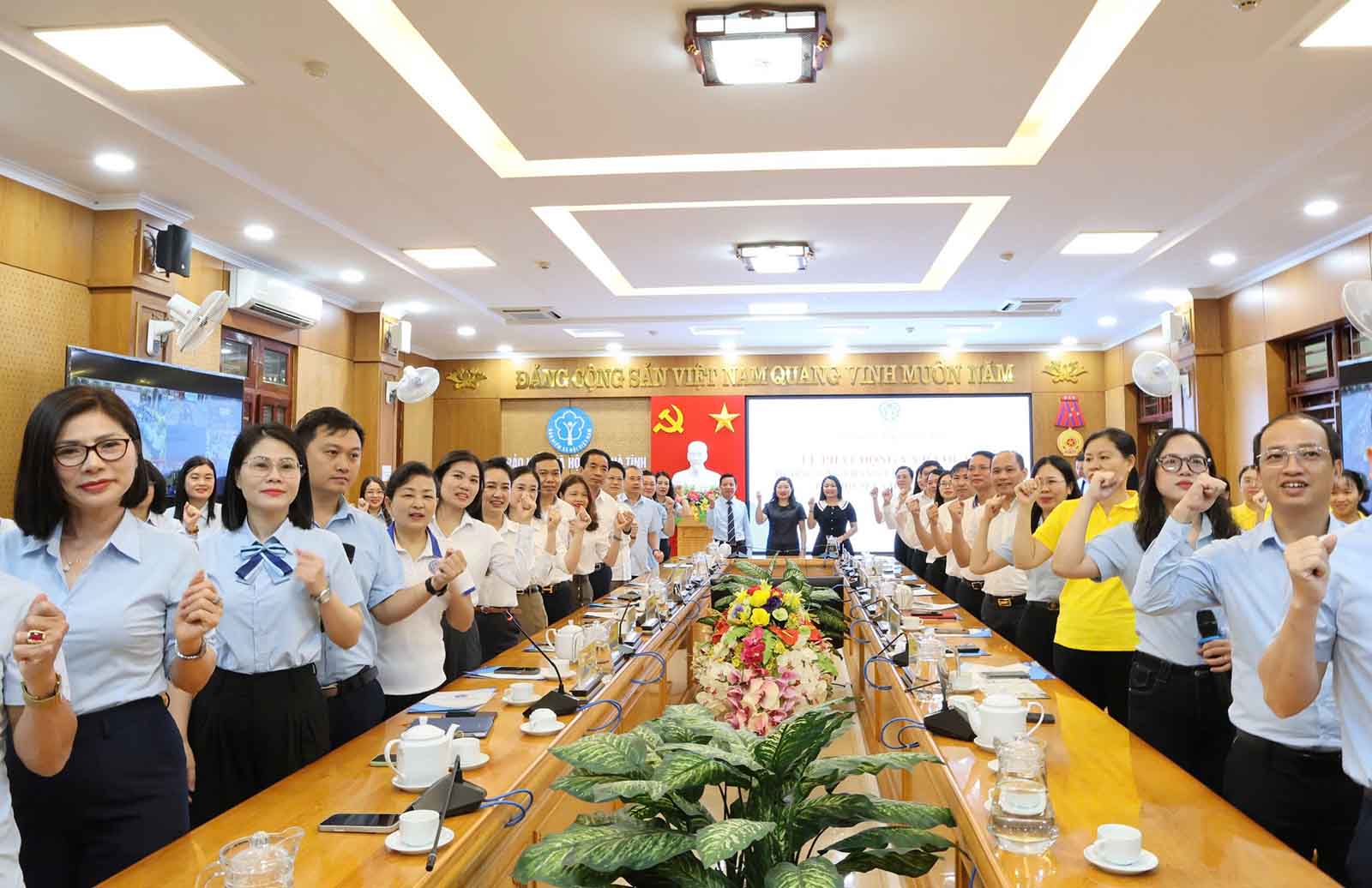 Delegates attending the launching ceremony at the Ha Tinh Provincial Social Insurance bridge point expressed their determination to respond to the month of mobilization and deployment of universal social insurance in 2026. Photo: Nhu Hoa