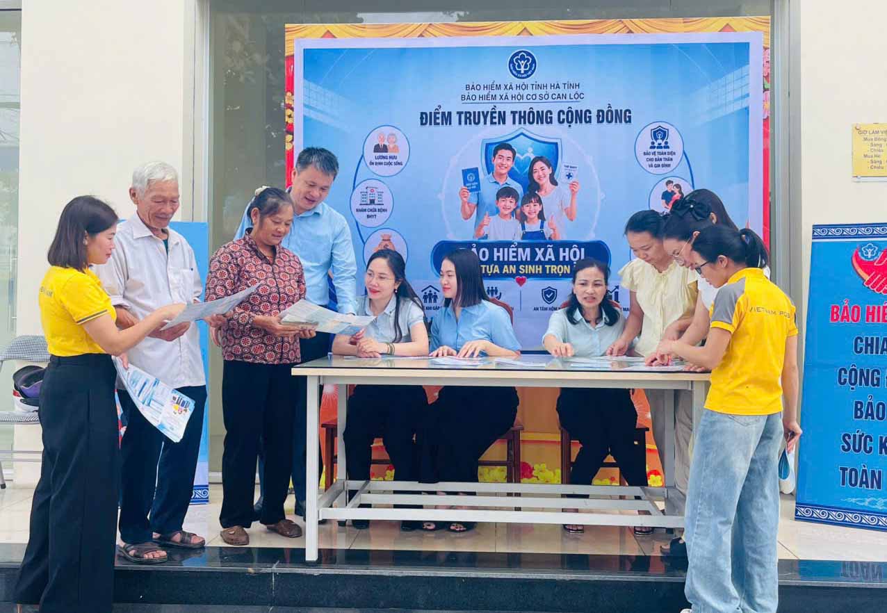 Gian hàng truyền thông của BHXH cơ sở Can Lộc. Ảnh: Như Hoa