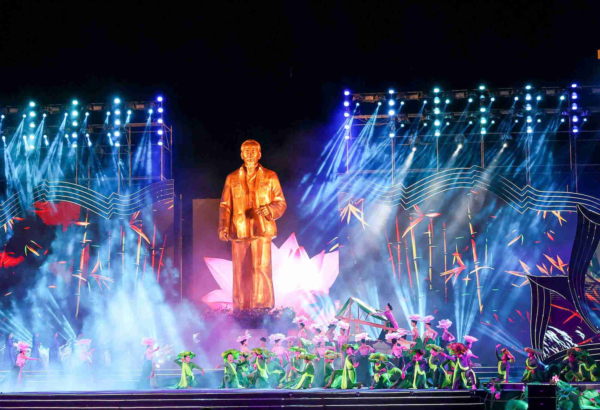 Art program at the opening ceremony of the Sen Village Festival in 2025. Photo: Phuong Thuy