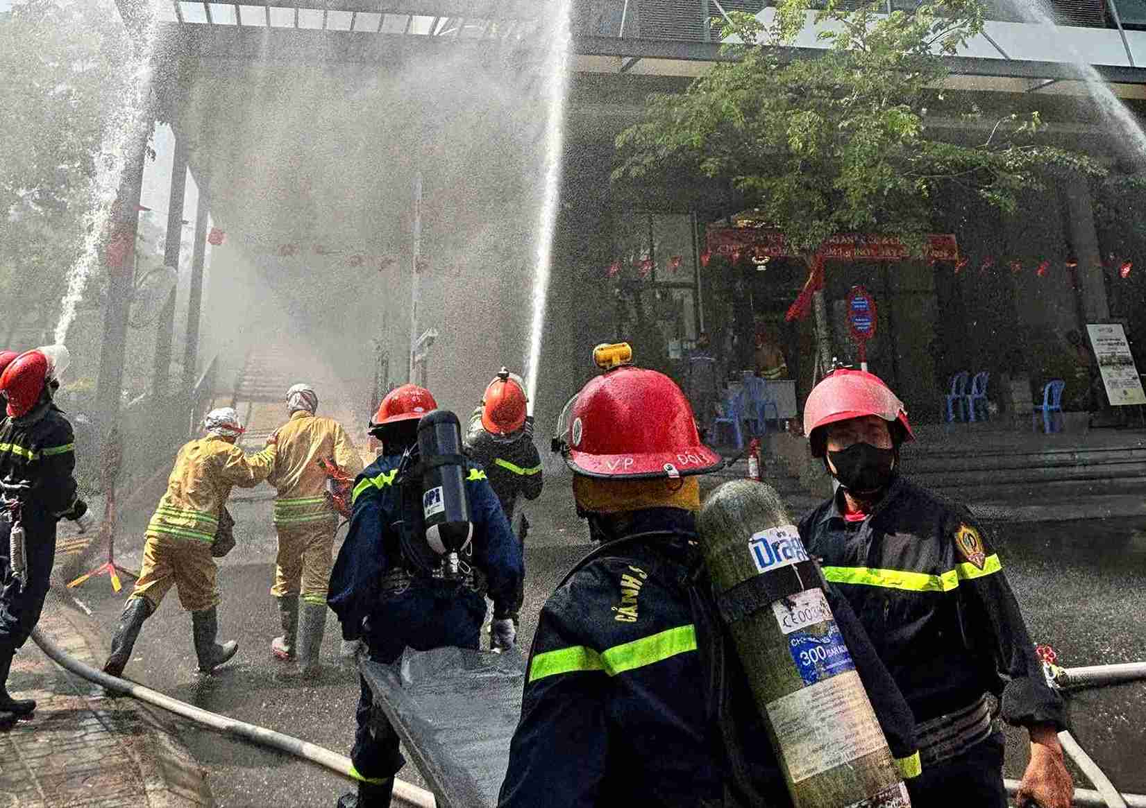 Hundreds of people practice fire fighting and rescue at the apartment building. Photo: Huu Long