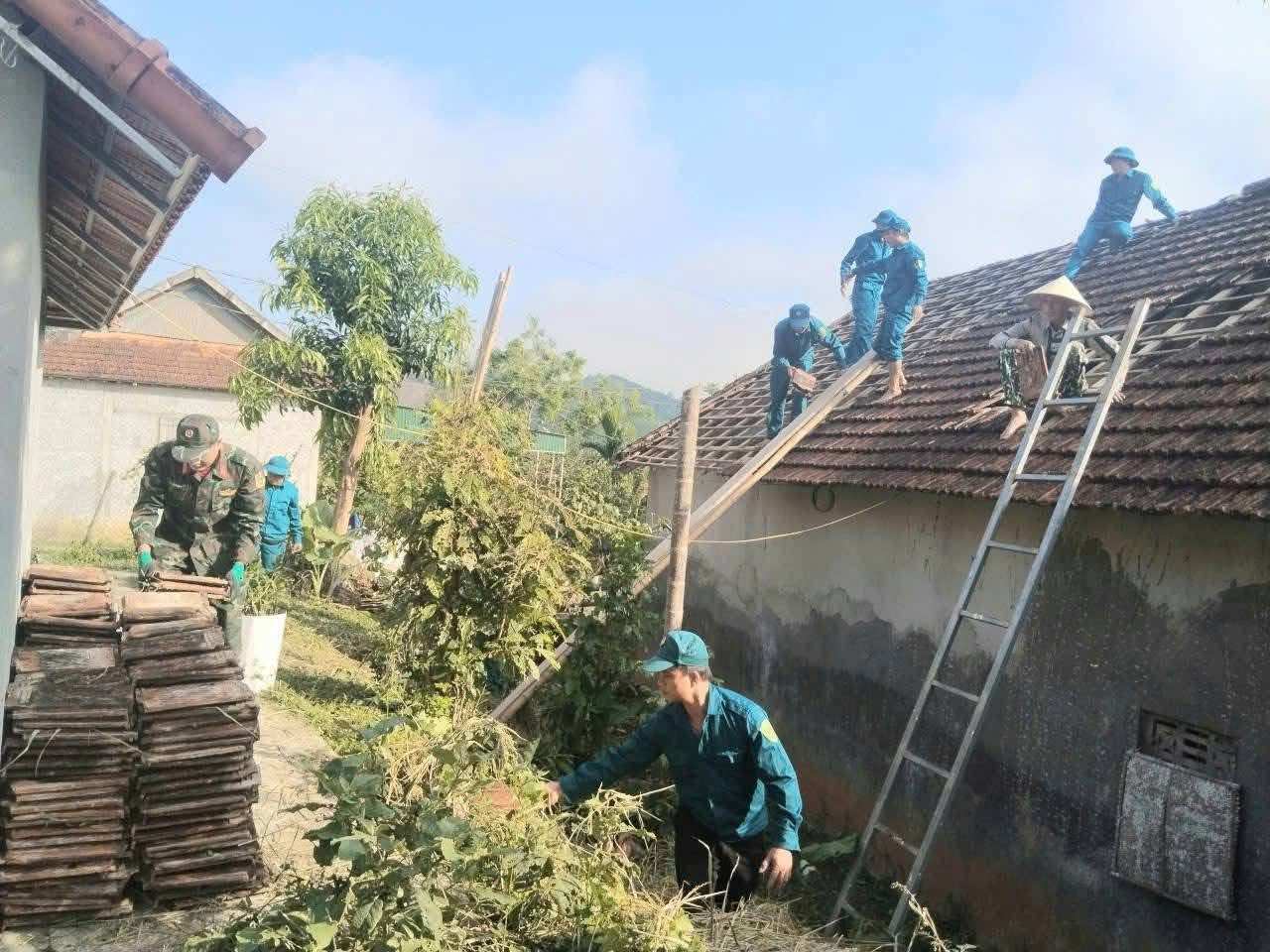 仮設住宅の解体に協力し、マウタックコミューンの政策対象世帯のための新築住宅の建設準備。写真:ゴック・アイン