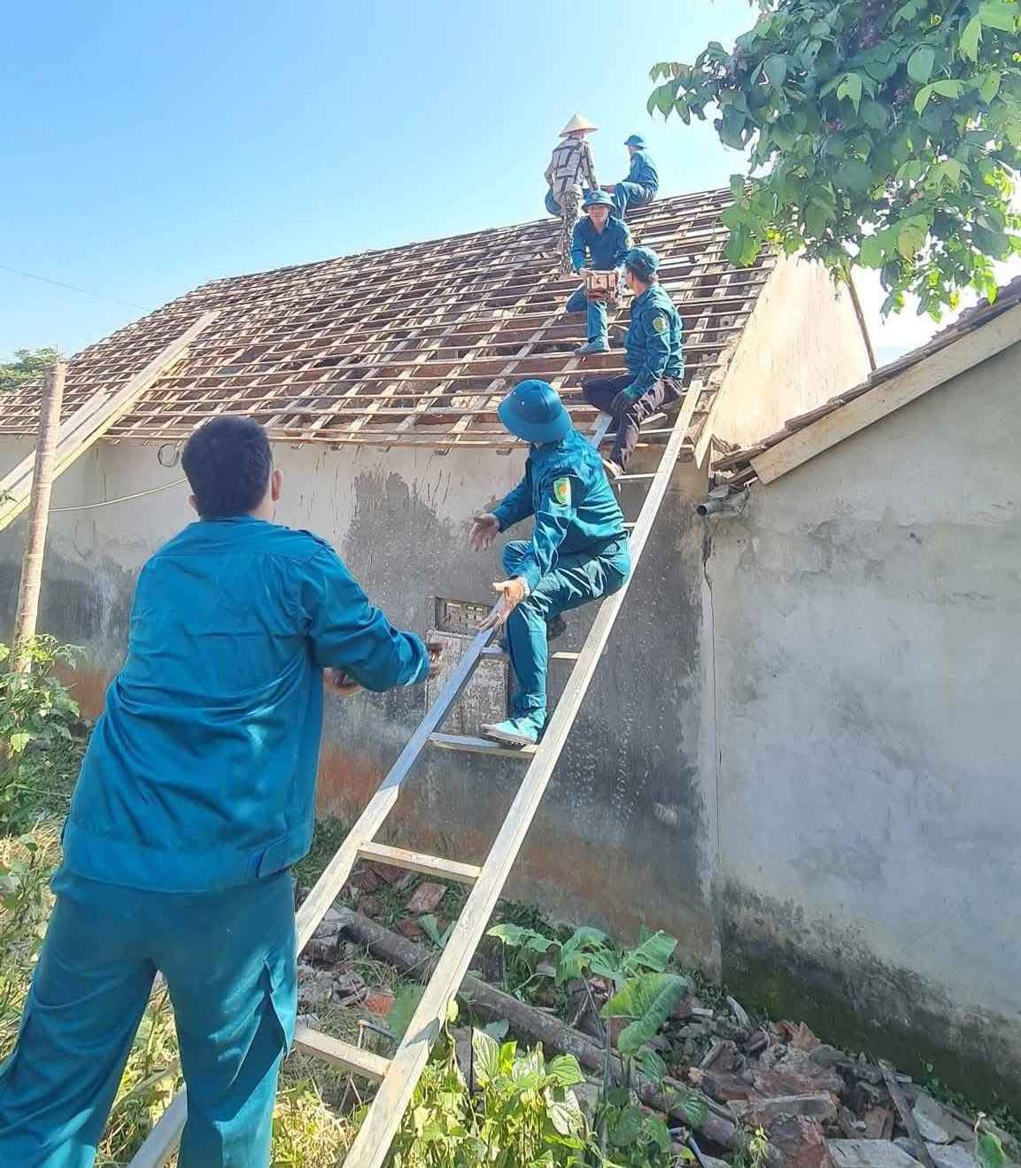 Cán bộ, chiến sĩ và đoàn viên xã Mậu Thạch chung tay tháo dỡ nhà cũ, chuẩn bị xây nhà mới cho gia đình chính sách. Ảnh: Ngọc Anh