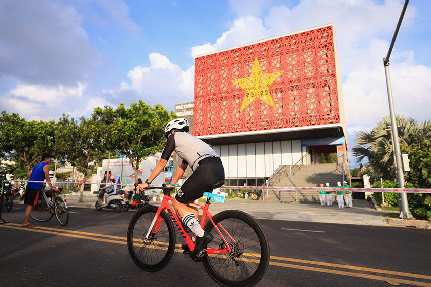 Giải bao gồm 750m bơi, 20km đạp xe và 5km chạy bộ. Ảnh: BTC