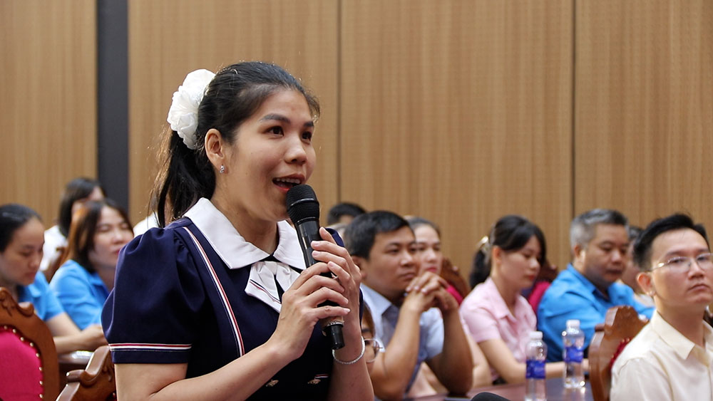 Da Nang workers frankly expressed their concerns about selling prices and barriers to procedures for social housing in the city. Photo: Tran Thi