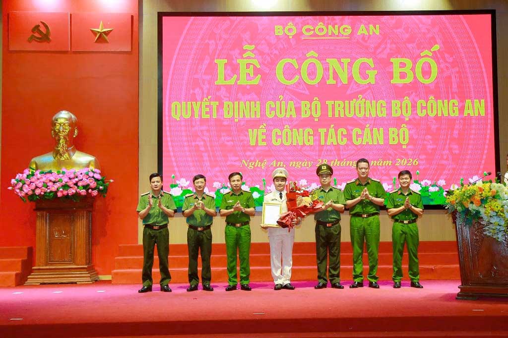 Buổi lễ công bố việc Đại tá Nguyễn Huy Khích nhận quyết định điều động, bổ nhiệm. Ảnh: Công an tỉnh Nghệ An