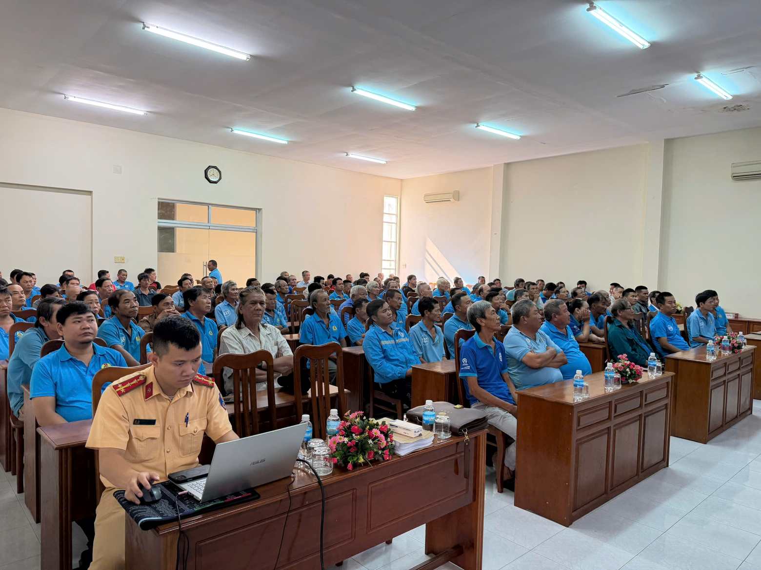 Hundreds of Nha Trang Cyclo Tourism Union members participate in traffic safety legal propaganda classes. Photo: Phuong Linh