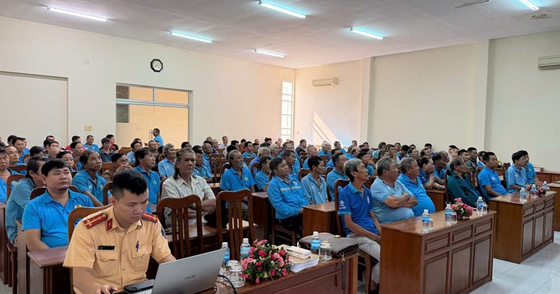 Tuyên truyền luật giao thông cho 500 thành viên Hiệp hội Xích lô Nha Trang