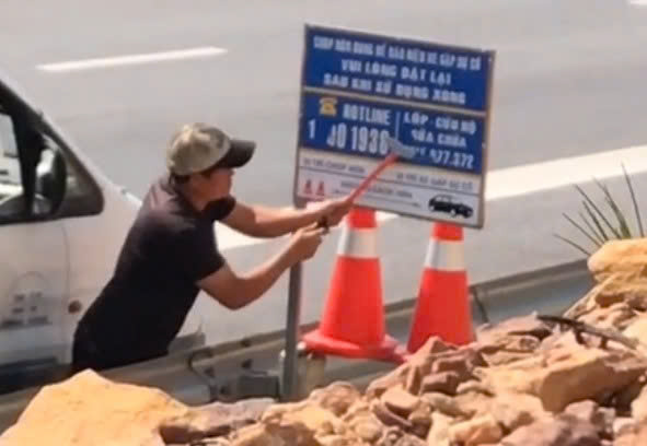 Road Management Office II. 4 has a document requesting functional agencies to investigate acts of destroying traffic infrastructure property. Photo: Van Hai