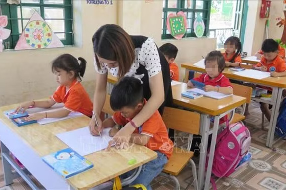 Class of teachers and students at Quang Kim Primary School, Lao Cai province. Photo: Huong Thu/VNA