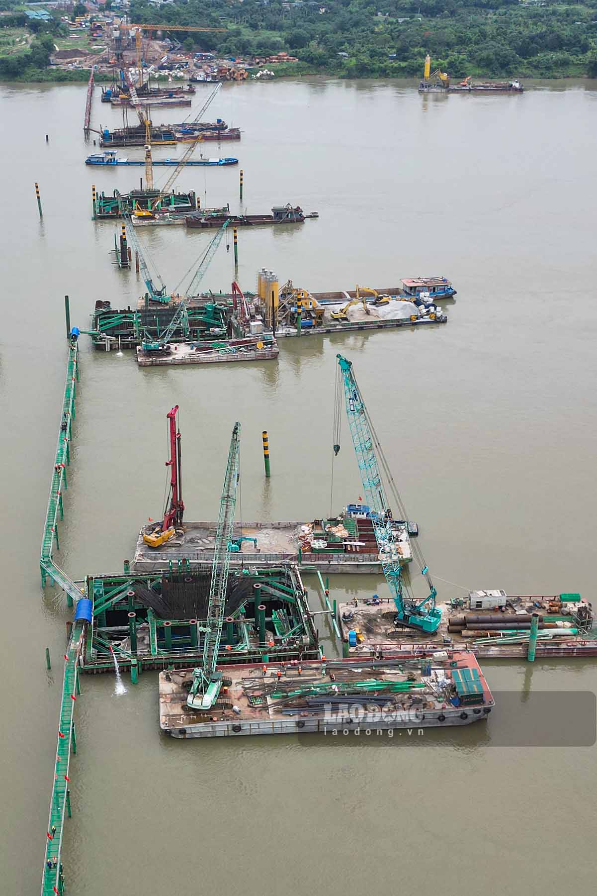 Cây cầu sau khi hoàn thành được kỳ vọng kết nối hiệu quả khu vực trung tâm với phía đông Thủ đô, góp phần giảm tải giao thông qua sông Hồng. Ảnh: Hữu Vũ