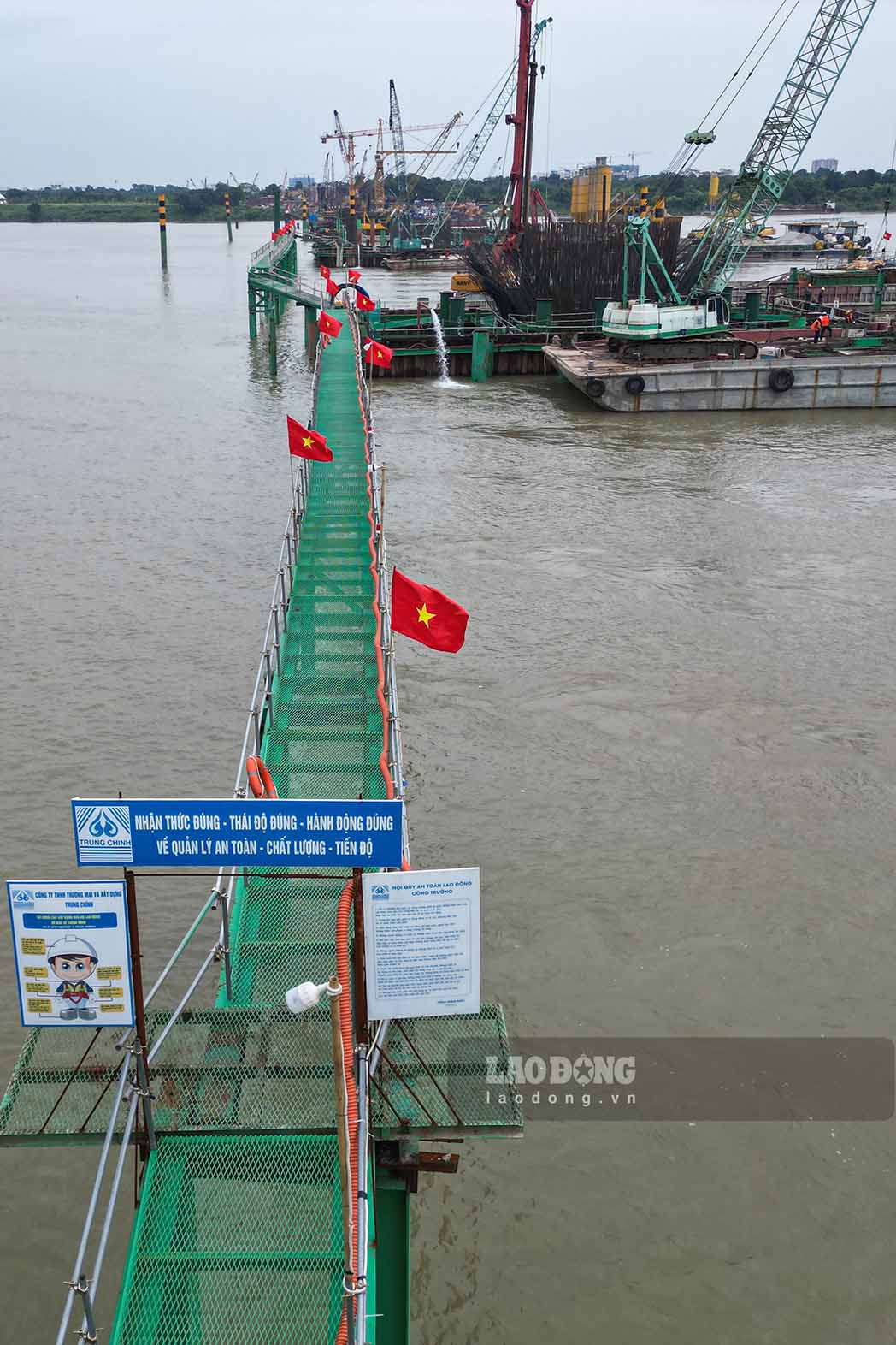 Đường dẫn ra các điểm thi công cầu Trần Hưng Đạo. Ảnh: Hữu Vũ