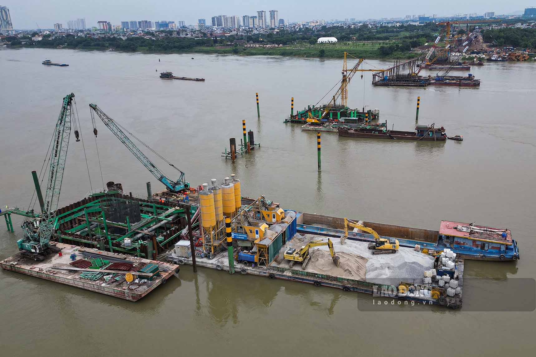 Tran Hung Dao bridge across the Red River is being accelerated in construction progress. Photo: Huu Vu