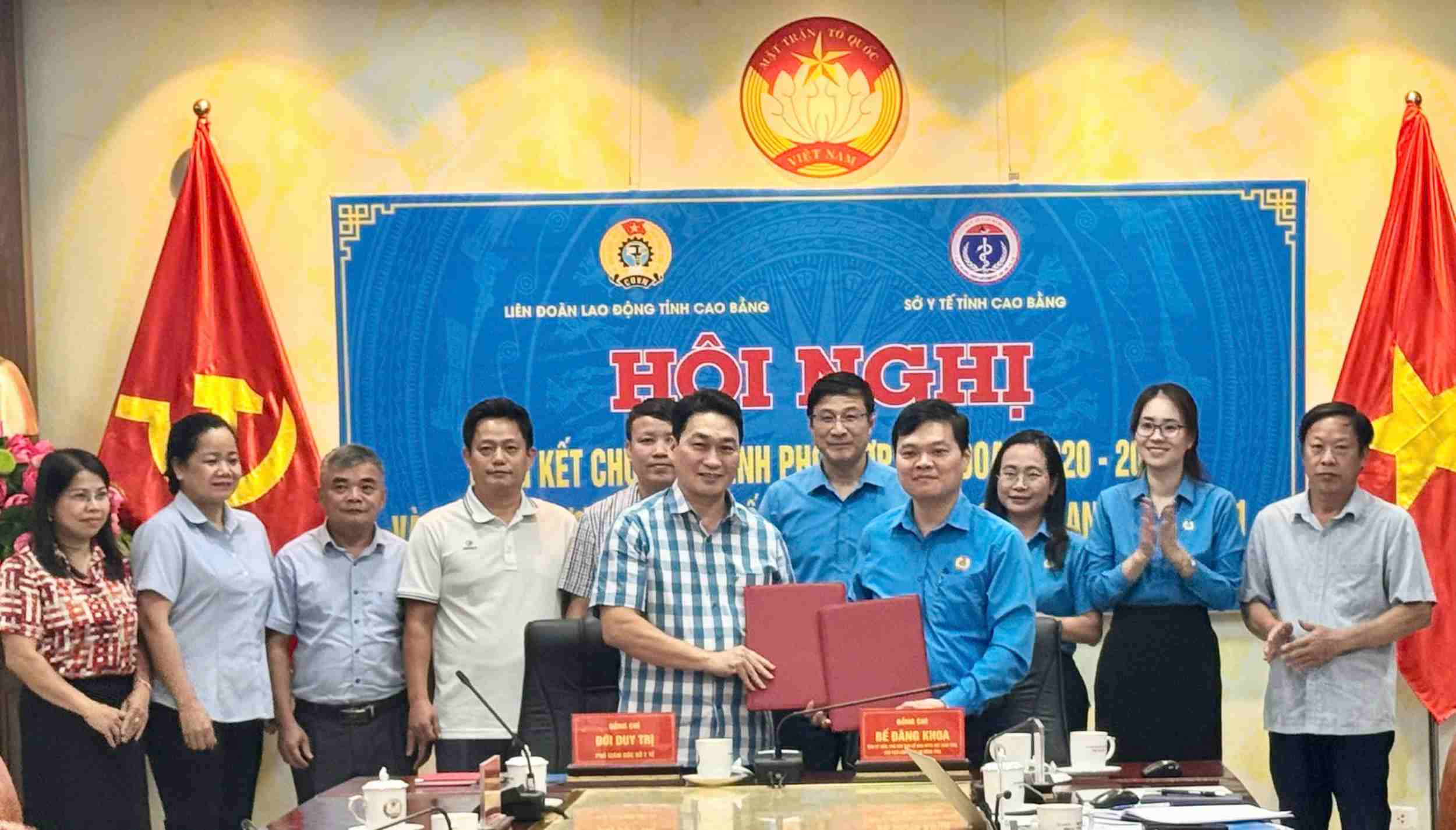 Representatives of the Cao Bang Provincial Labor Federation and the Department of Health signed the Coordination Program for the period 2026-2031. Photo: Minh Huyen