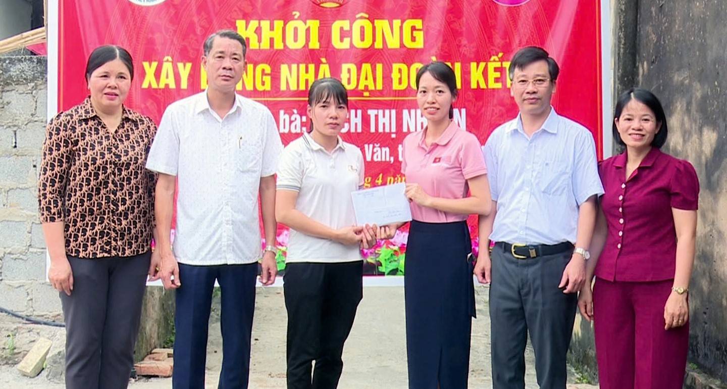Các đơn vị tài trợ trao hỗ trợ xây nhà Đại đoàn kết cho gia đình chị Bạch Thị Nhuần. Ảnh: Diệu Anh