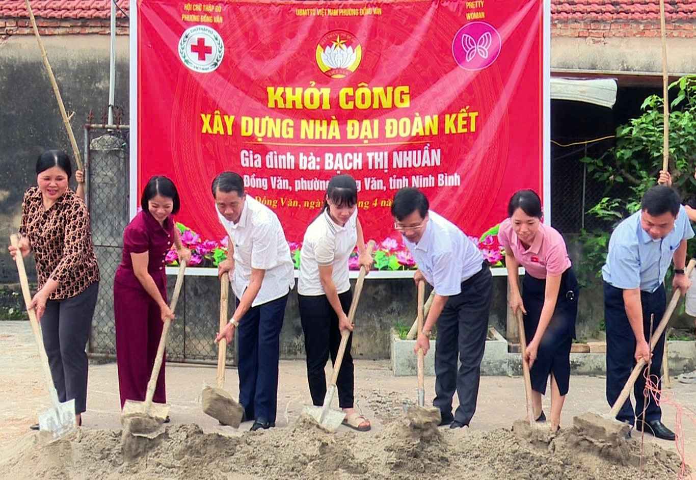The Vietnam Fatherland Front Committee of Dong Van ward coordinates with units to organize the groundbreaking ceremony for building Great Solidarity houses for poor households in the ward. Photo: Dieu Anh