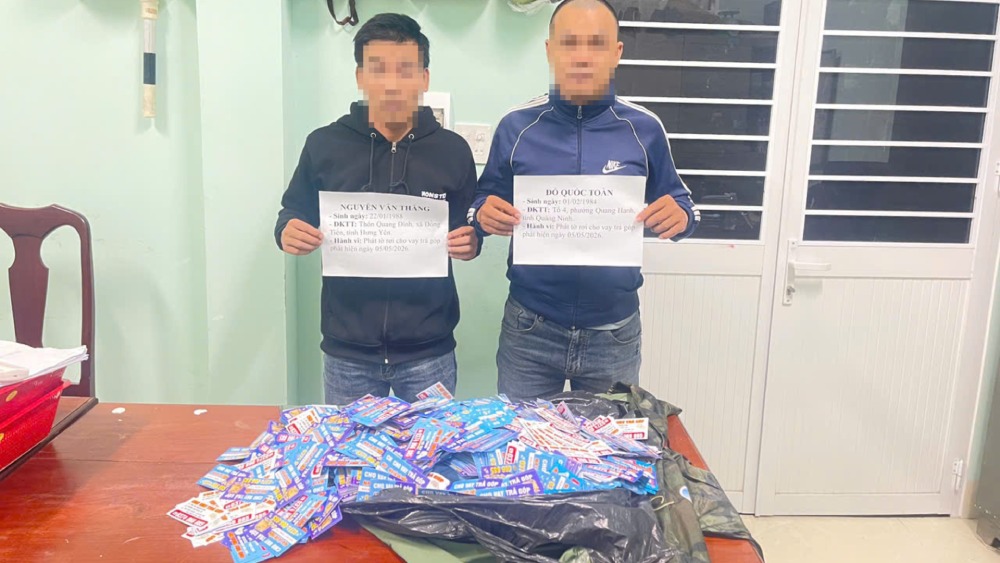 2 subjects with the act of distributing advertising leaflets were administratively sanctioned. Photo: Police provided