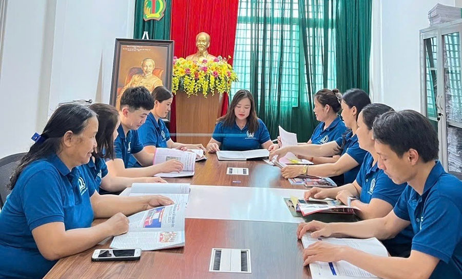 Bà Vân góp phần đưa Quỹ tín dụng Nhân dân Thắng Lợi hoạt động có hiệu quả. Ảnh: Xuân Nguyễn 