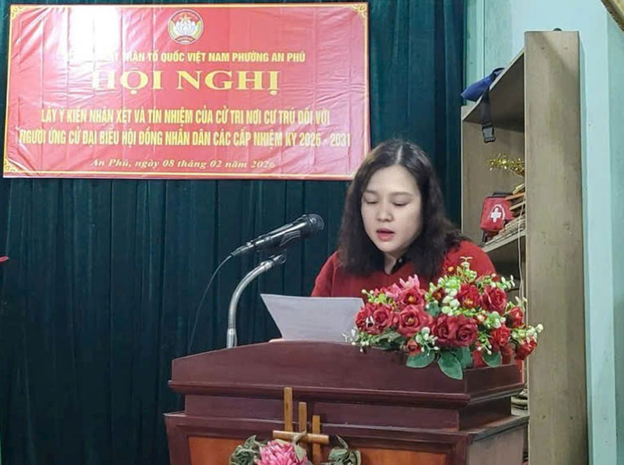 For many years, Ms. Nguyen Thi Hong Van has always been a female trade union official who wholeheartedly and enthusiastically cares for workers. Photo: Xuan Nguyen