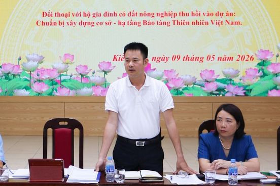 Mr. Phan Trung Cuong - Standing Vice Chairman of Kieu Phu Commune People's Committee delivers a concluding speech at the dialogue conference on site clearance to build infrastructure for the Vietnam National Museum of Nature. Photo: Kieu Phu Commune